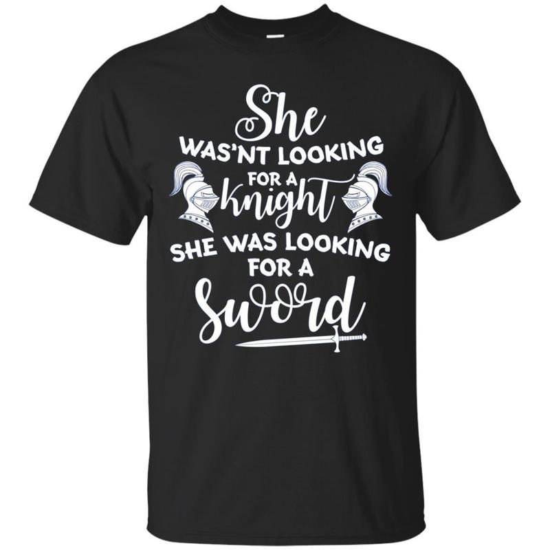 She Wasn’T Looking For A Knight Long Sleeve T-Shirt Funny