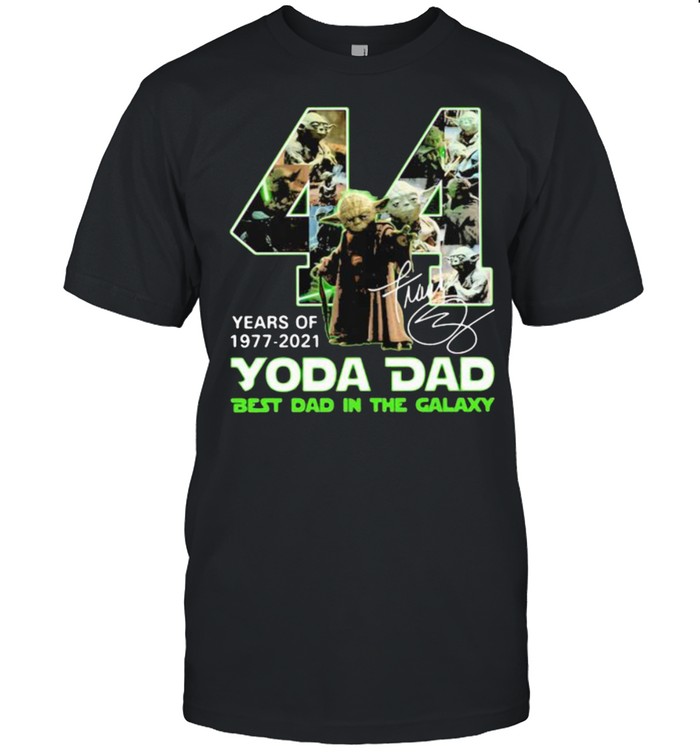 44 Years Of 1977 2021 Yoda Dad Best Dad In The Galaxy Signature T-Shirt